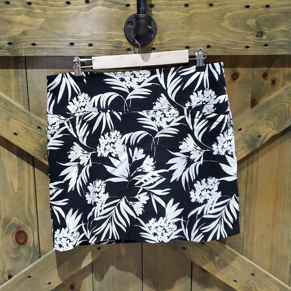 BLACK WHITE SKORTS STRETCH FLORAL TROPICAL GOLF SIZE LARGE MOVEMENT EXERCISE
